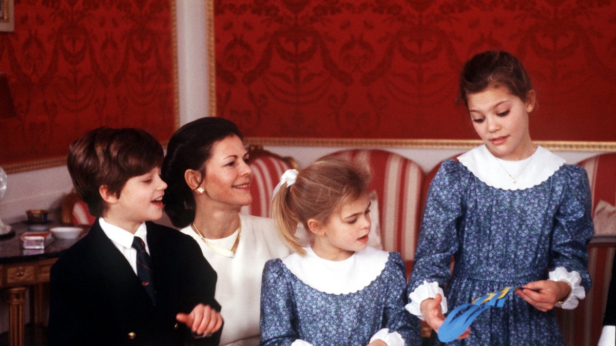 1988. Prinsessan Madeleine och Kronprinsessan i likadana klänningar.